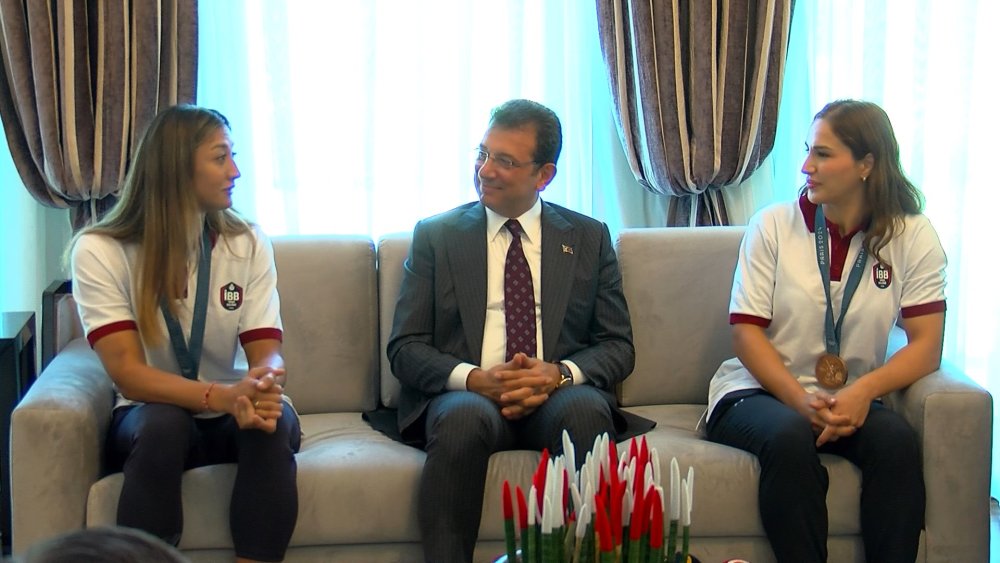 İmamoğlu, Olimpiyat madalyası kazanan İBB sporcuları ile buluştu