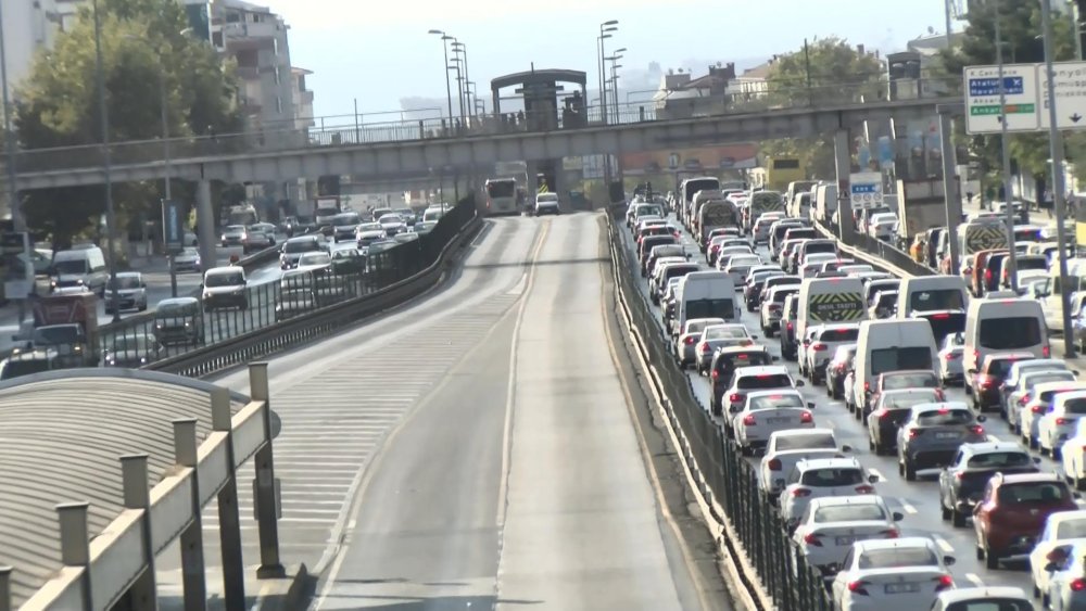 Metrobüs hattı "Beyaz Yol" yoğunluğu