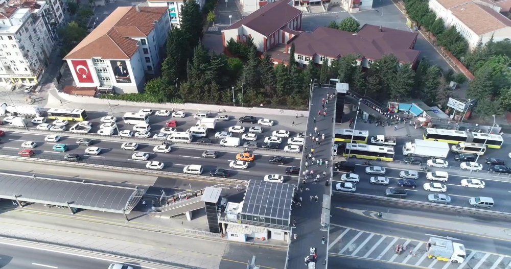 Metrobüs hattı "Beyaz Yol" yoğunluğu