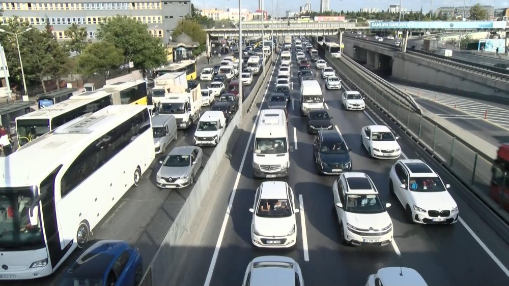 Metrobüs hattı "Beyaz Yol" yoğunluğu