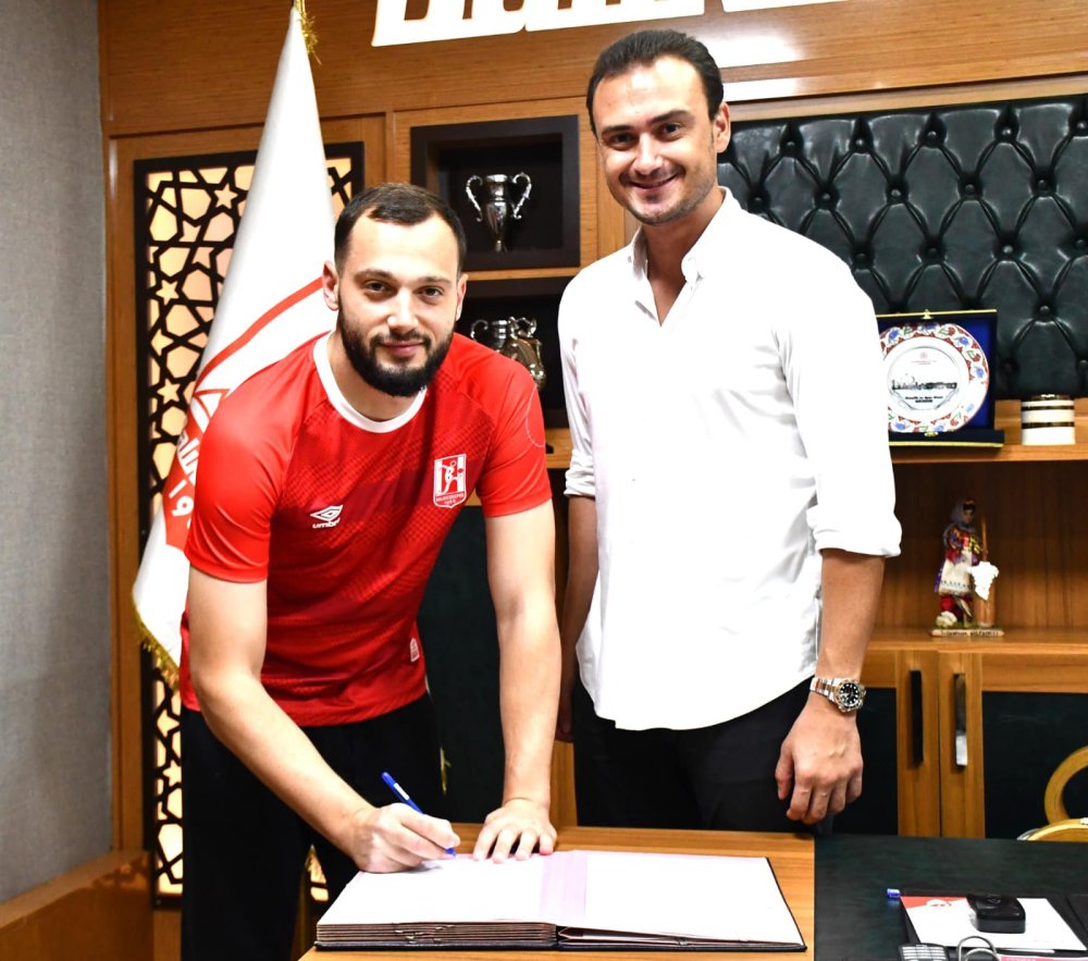 Balıkesirspor'dan orta sahaya takviye