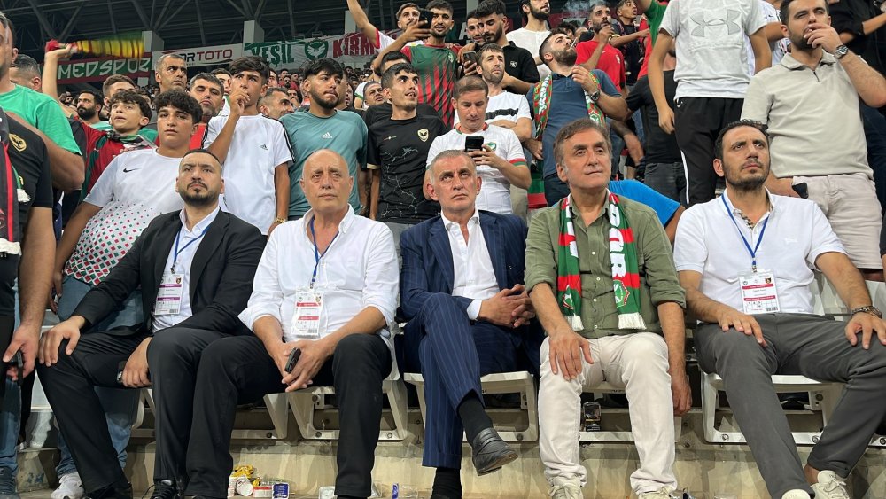 TFF Başkanı ve başkanlar Amedspor - İstanbulspor maçını taraftarlarla birlikte izledi