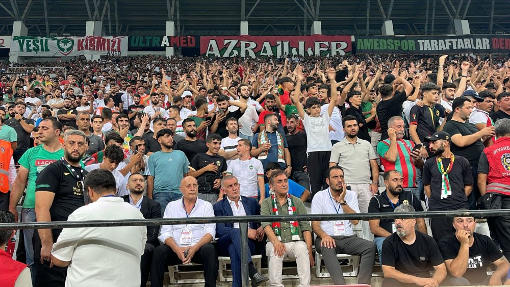 TFF Başkanı ve başkanlar Amedspor - İstanbulspor maçını taraftarlarla birlikte izledi