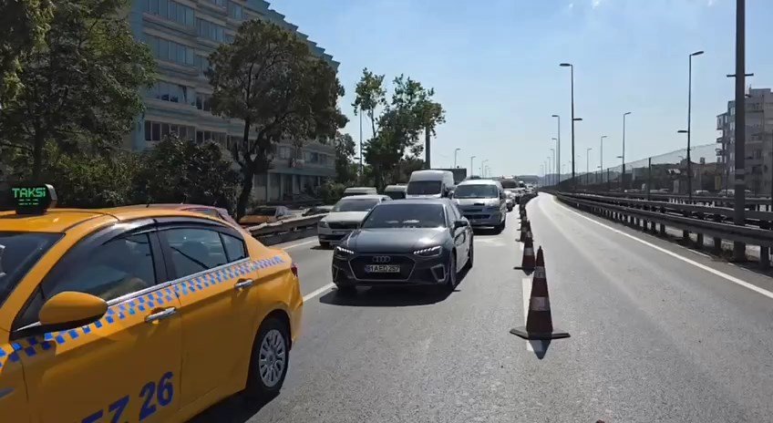 Küçükçekmece'de otomobile arkadan çarpan motosikletli yaralandı