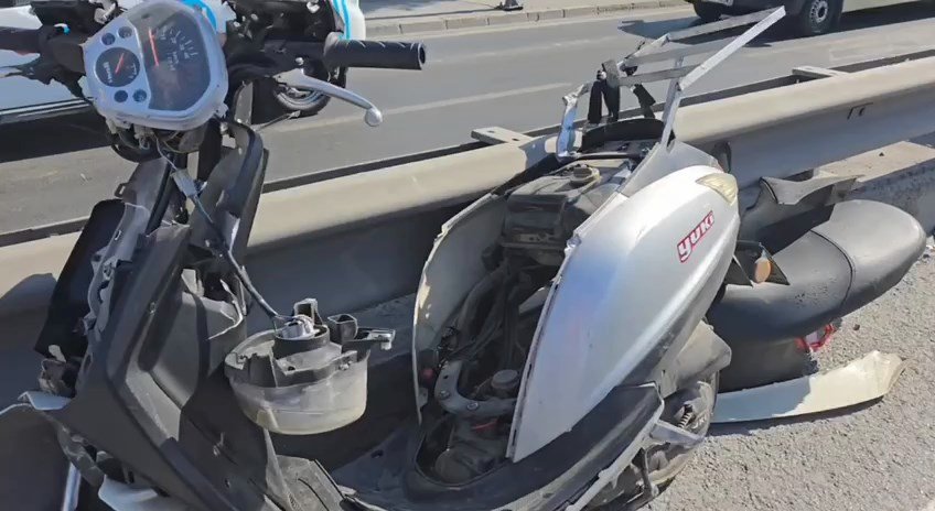 Küçükçekmece'de otomobile arkadan çarpan motosikletli yaralandı