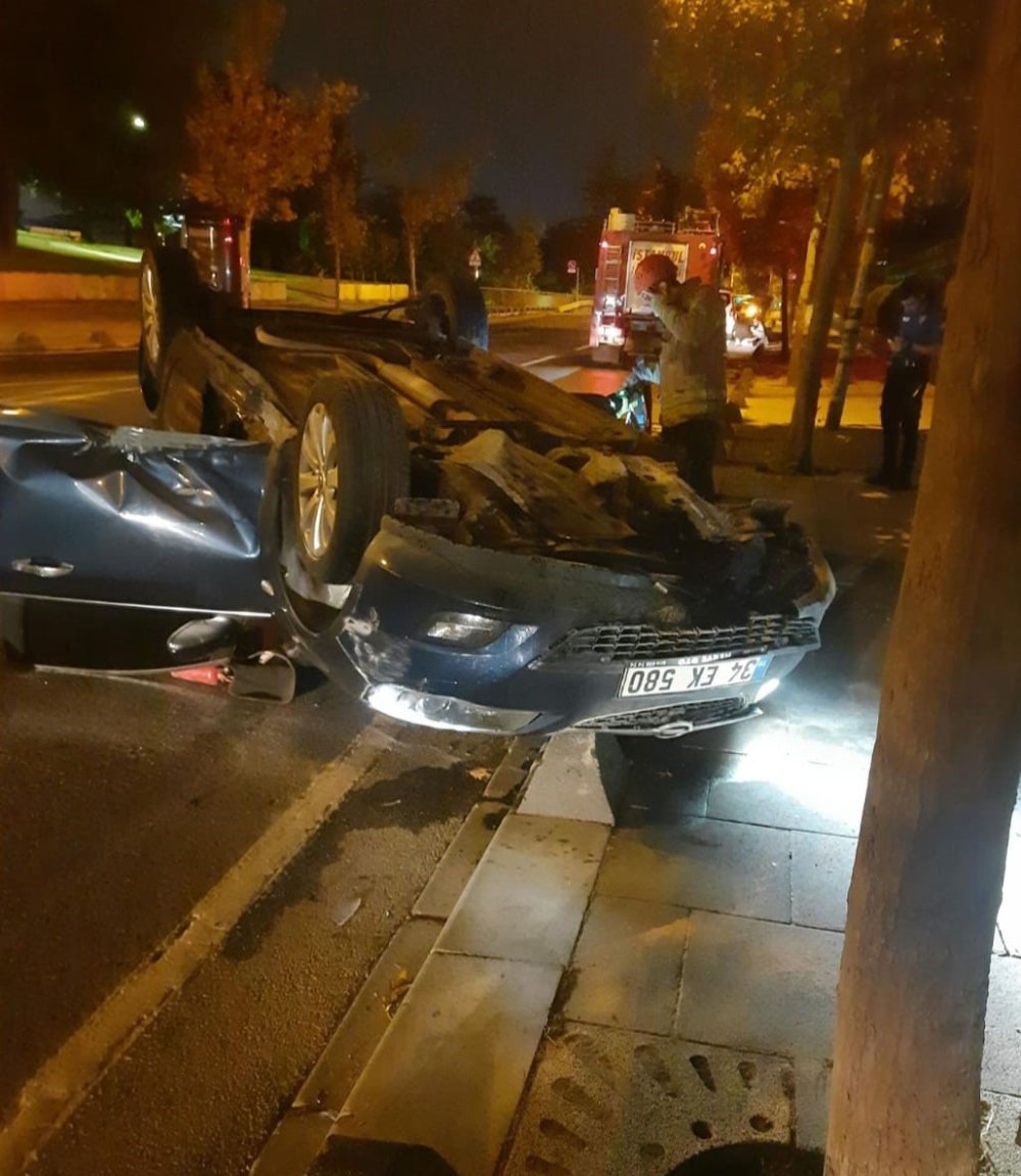 Üsküdar'da kaldırıma çıkan araç devrildi!