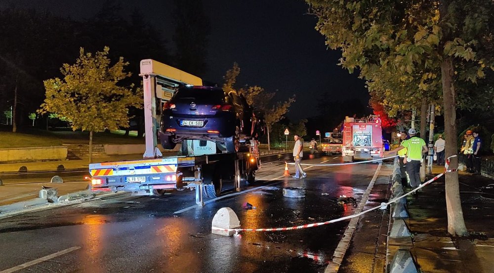 Üsküdar'da kaldırıma çıkan araç devrildi!