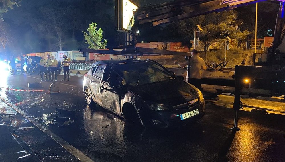 Üsküdar'da kaldırıma çıkan araç devrildi!