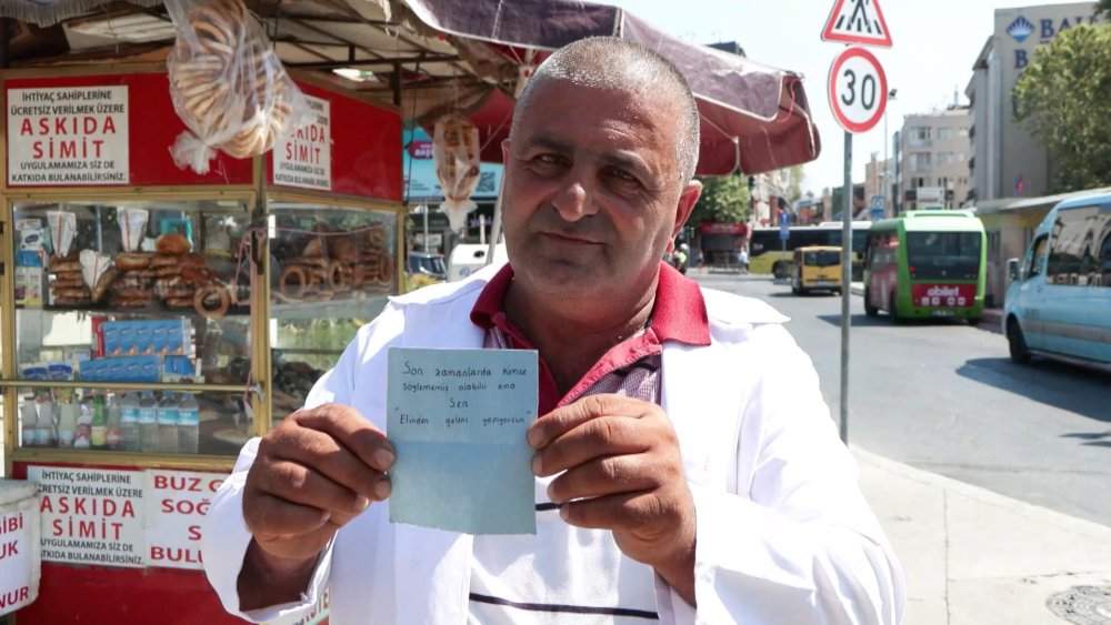 Sosyal medyadaki içerik üreticisinin 25 yıllık simitçiye notu görenleri duygulandırırken, video gündem oldu