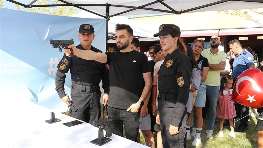 Olimpiyatlardaki duruşuyla gündem olan Yusuf Dikeç'in pozu atıcılığa ilgiyi artırdı