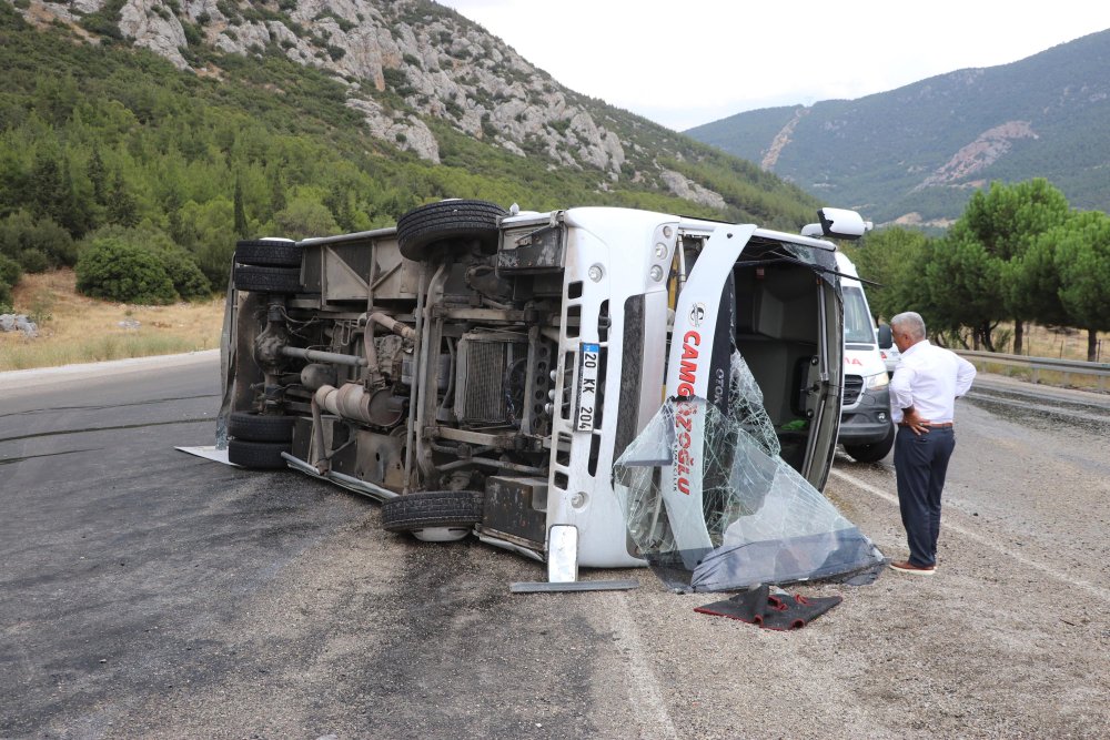 Pamukkale'de düğüne giden otobüste kaza: 26 kişi yaralandı