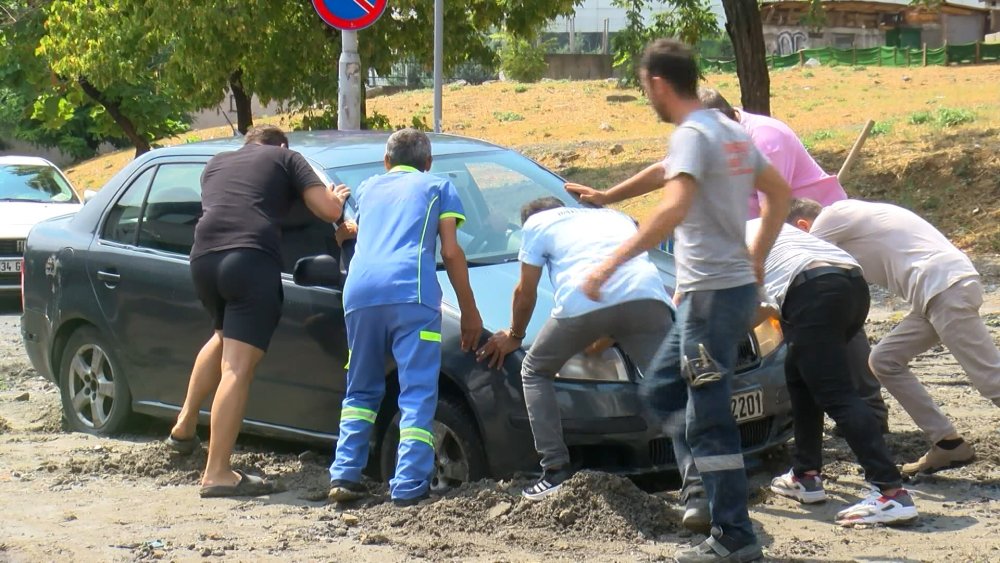 Bahçelievler'de sokağa serilen kum yola yayıldı, araçlar mahsur kaldı