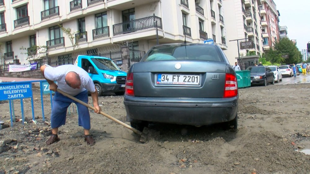 Bahçelievler'de sokağa serilen kum yola yayıldı, araçlar mahsur kaldı