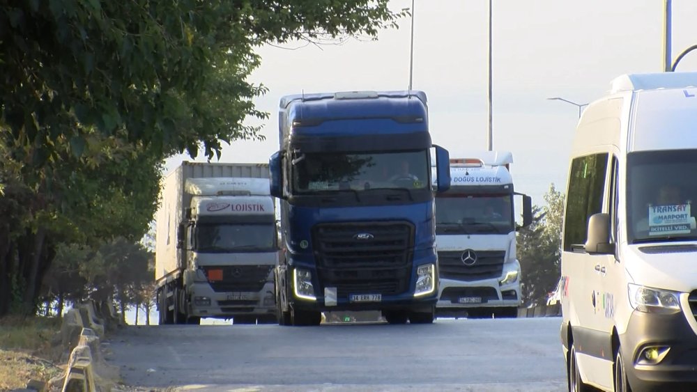 Marmara Denizi'nde mahsur kalan gemi Ambarlı Limanı'na çekildi