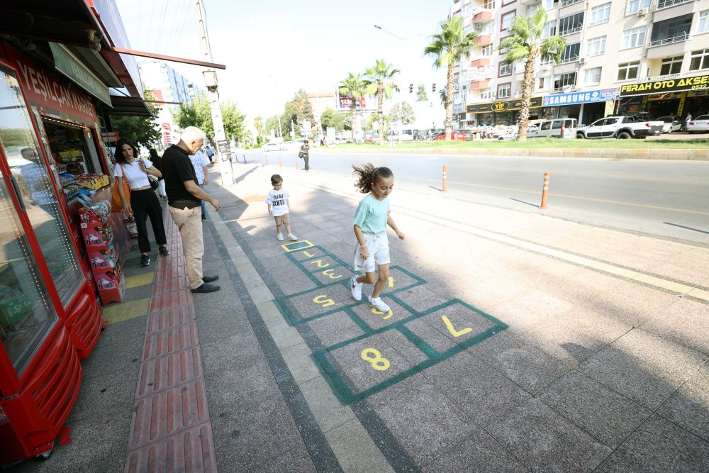 Kaldırıma seksek oyunu çizen büfecinin önünde yoğunluk oluşuyor