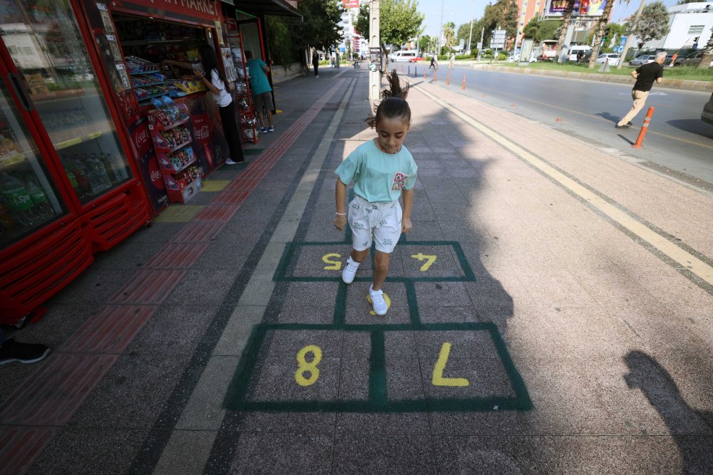 Kaldırıma seksek oyunu çizen büfecinin önünde yoğunluk oluşuyor