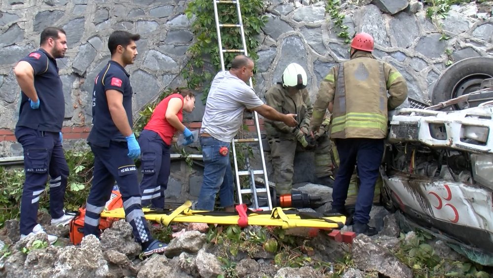 Kamyonet 5 metre yükseklikten düştü, asılı kalan araçta sürücü mahsur kaldı