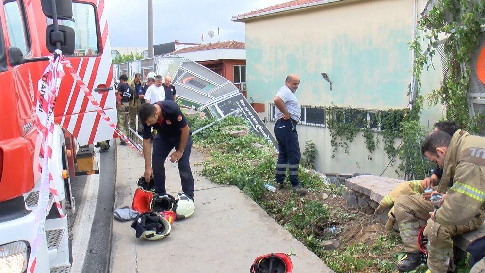 Kamyonet 5 metre yükseklikten düştü, asılı kalan araçta sürücü mahsur kaldı