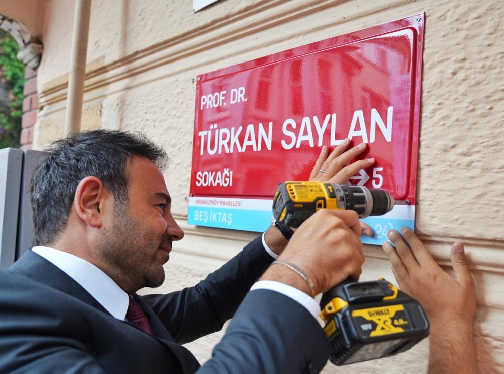 Türkan Saylan'ın yaşadığı sokağa adını taşıyan tabela asıldı.