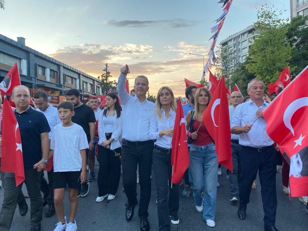 Beylikdüzü’nde Zafer Bayramı kutlamaları Zeynep Bastık konseri ile son buldu