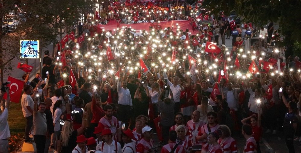 Beylikdüzü’nde Zafer Bayramı kutlamaları Zeynep Bastık konseri ile son buldu