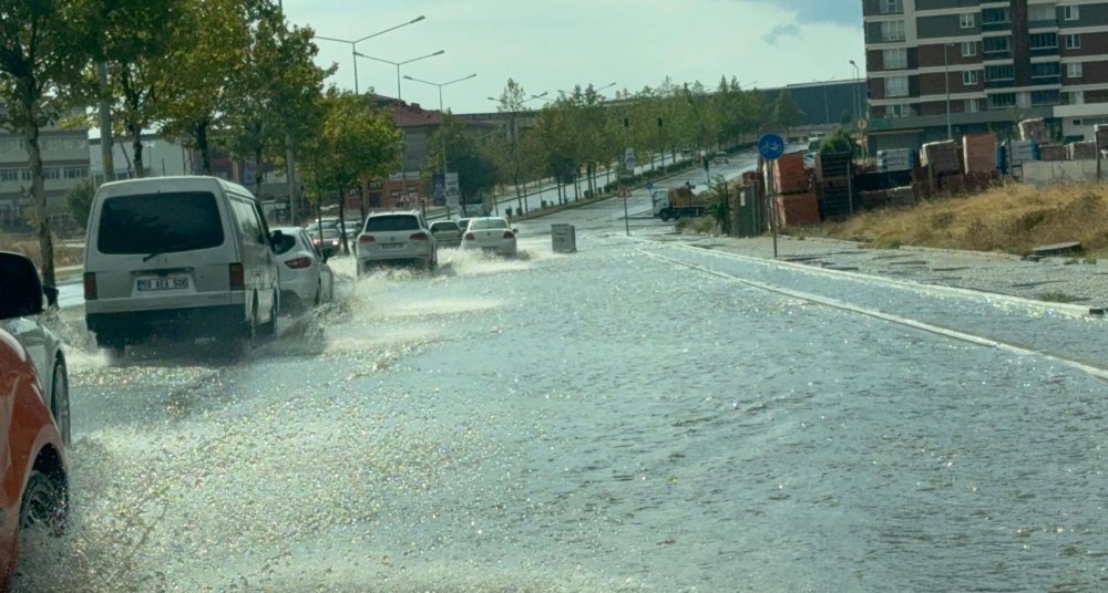 Çorlu'daki sağanak yağışta yollar göle döndü