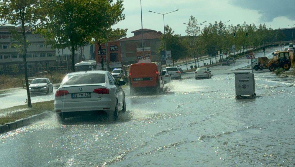 Çorlu'daki sağanak yağışta yollar göle döndü