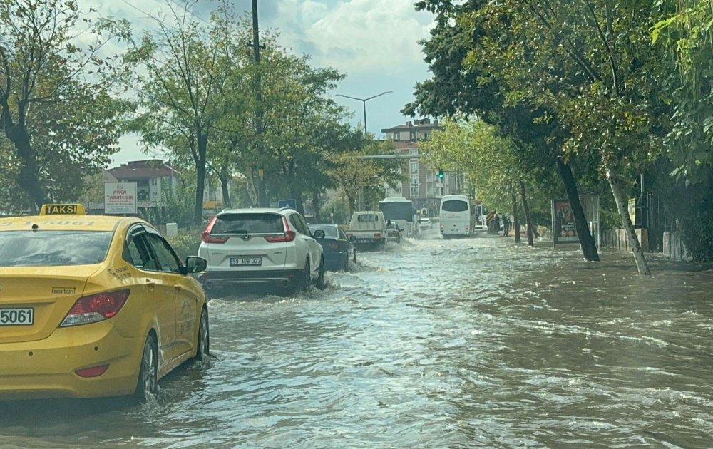 Çorlu'daki sağanak yağışta yollar göle döndü