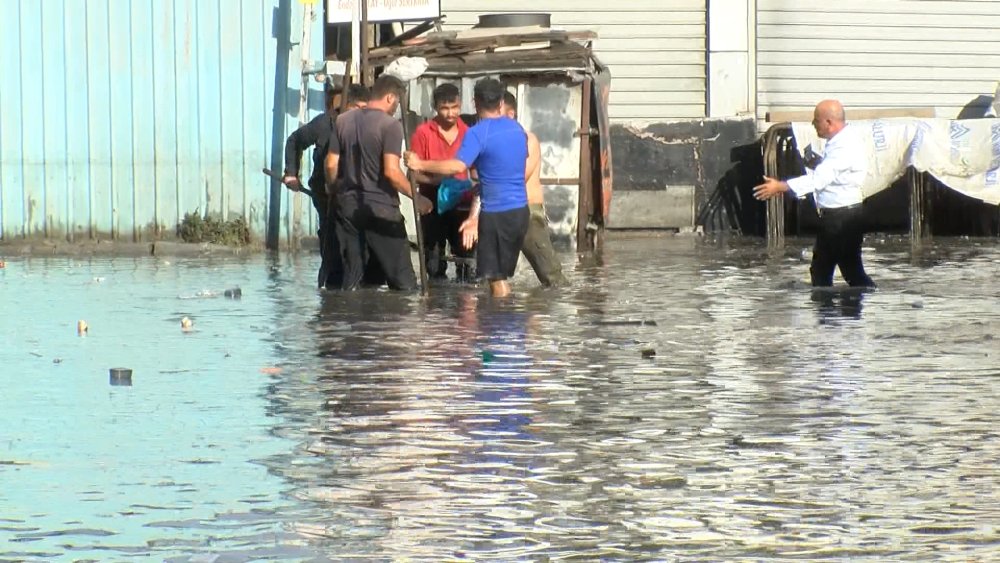 Sağanak yağışta İETT'nin içi suyla doldu