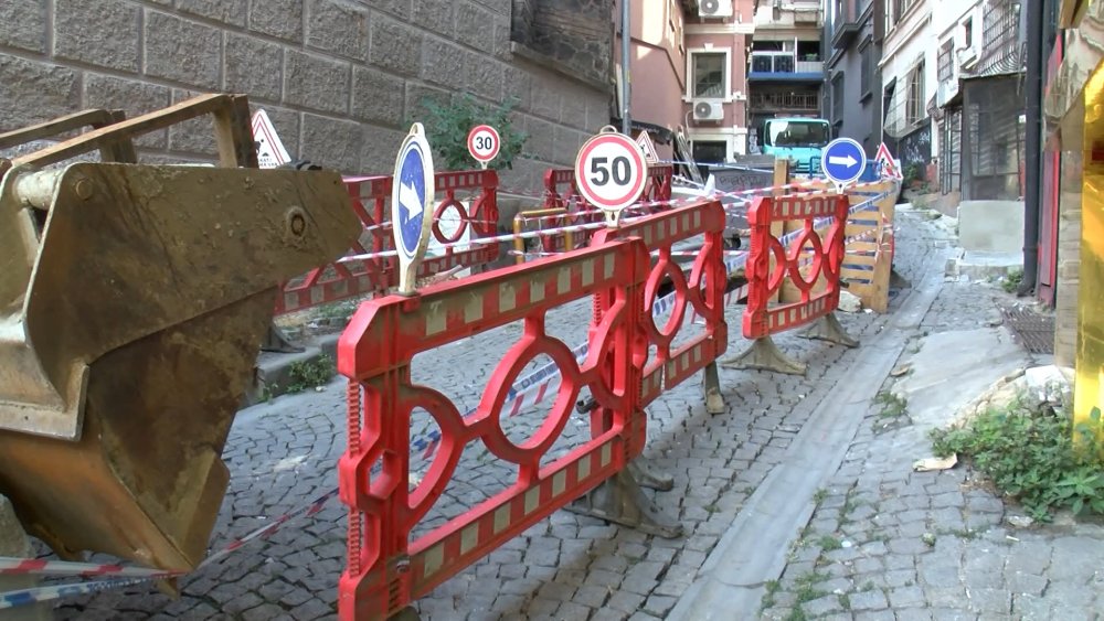 Son dakika! Beyoğlu'nda yol çöktü, yol trafiğe kapatıldı