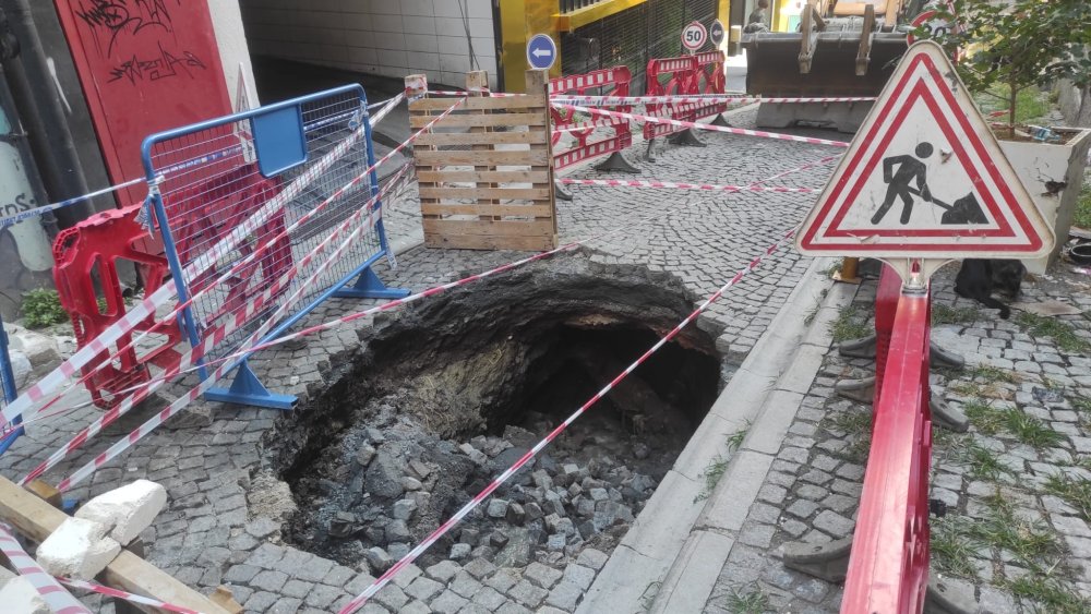 Son dakika! Beyoğlu'nda yol çöktü, yol trafiğe kapatıldı