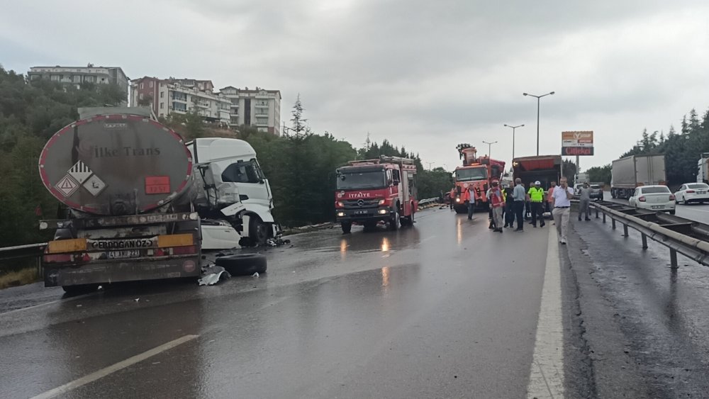 TEM otoyolunda zincirleme kaza; 4 kişi yaralandı