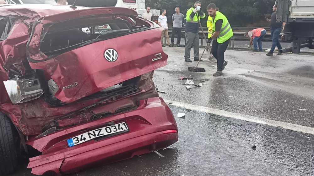 TEM otoyolunda zincirleme kaza; 4 kişi yaralandı