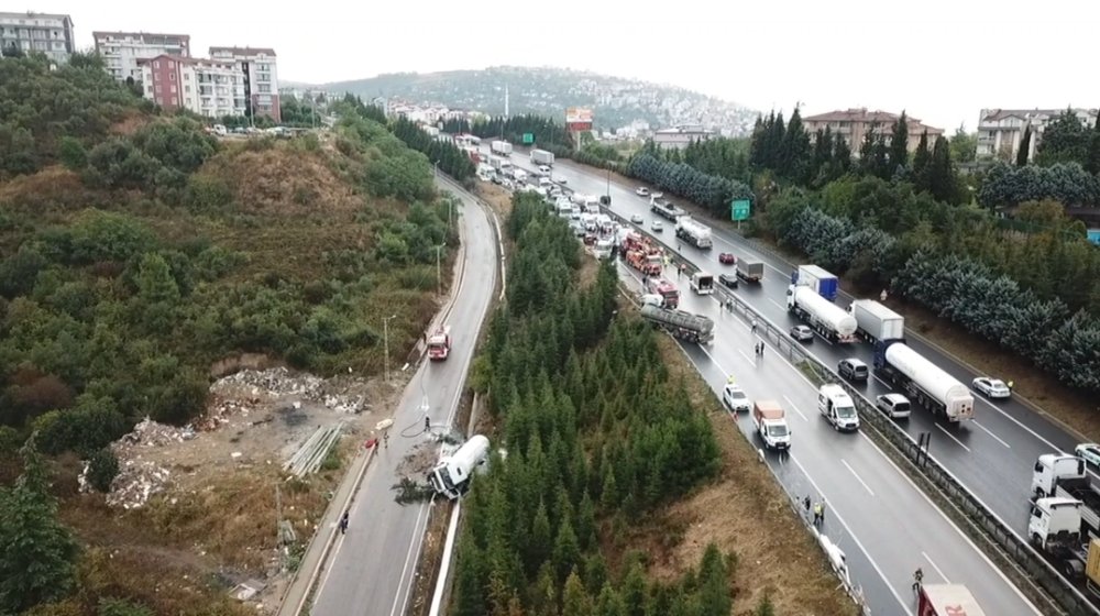 TEM otoyolunda zincirleme kaza; 4 kişi yaralandı