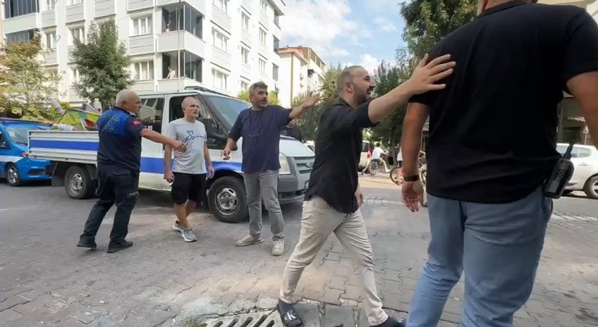 Avcılar'da kaldırımları işgal eden duba, lastik, palet ve flamalar toplandı