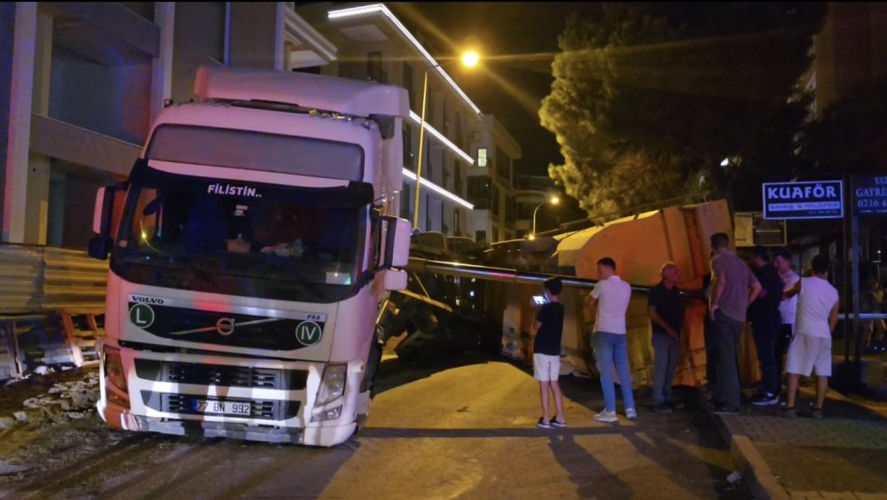 Hafriyat kamyonu inşaat alanına yükünü boşaltmaya çalışırken devrildi