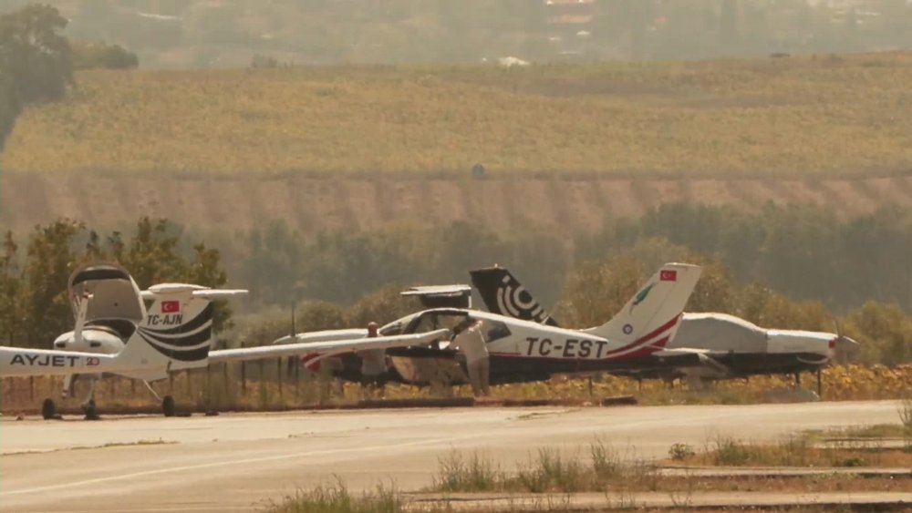 Hazarfen Havalimanı'nda eğitim uçağı pistten çıktı