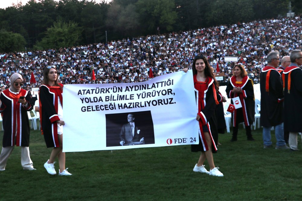 ODTÜ'deki mezuniyet töreninde elektrik kesintisi protestosu