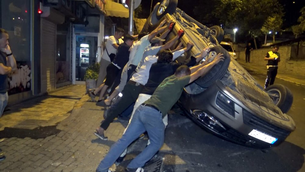 Avcılar'da kaza yapan araç tepetaklak oldu