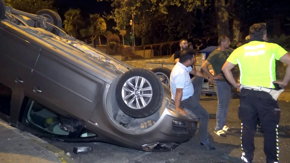 Avcılar'da kaza yapan araç tepetaklak oldu