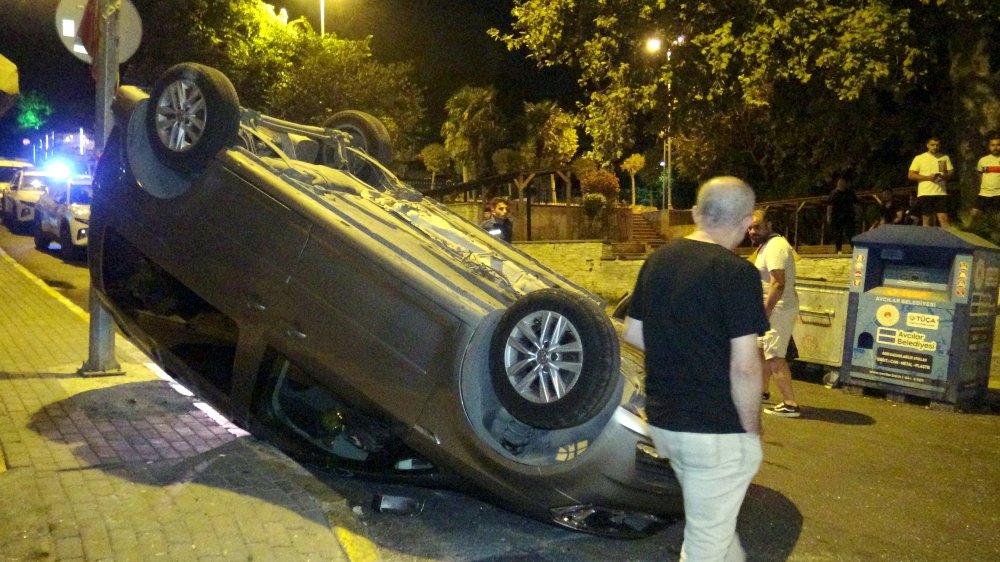 Avcılar'da kaza yapan araç tepetaklak oldu