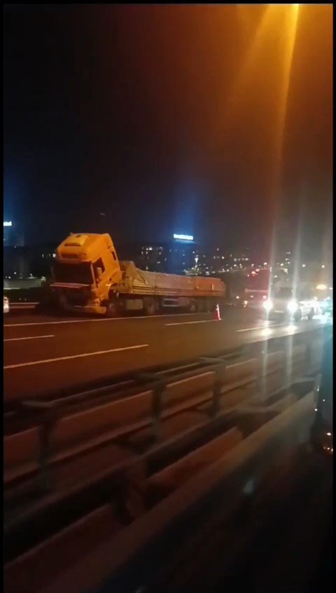 Başakşehir'de motosiklet sürücüsü TIR'a çarpması sonucu yaşamını yitirdi