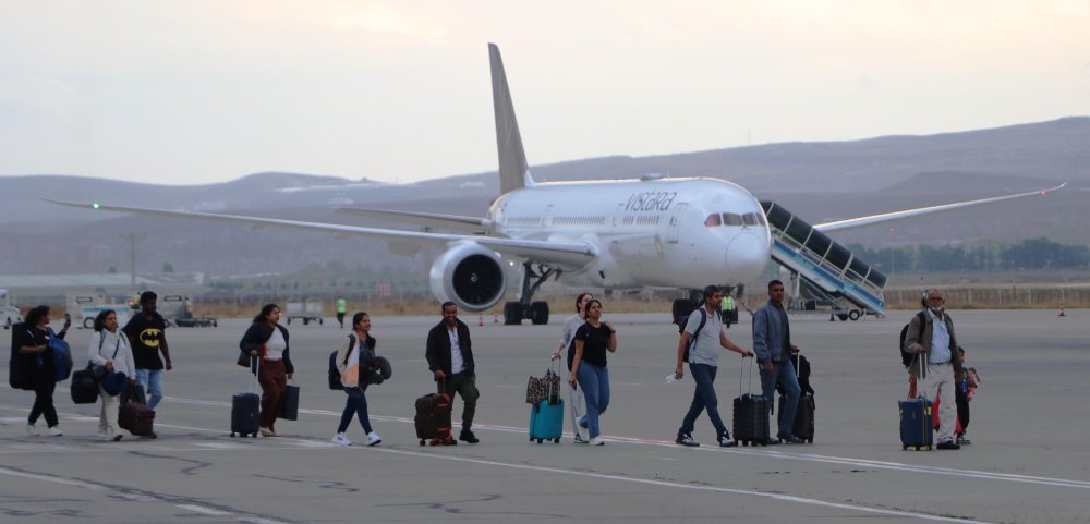 Hindistan uçağındaki yolcular yeni bir uçakla Frankfurt'a uçtu!