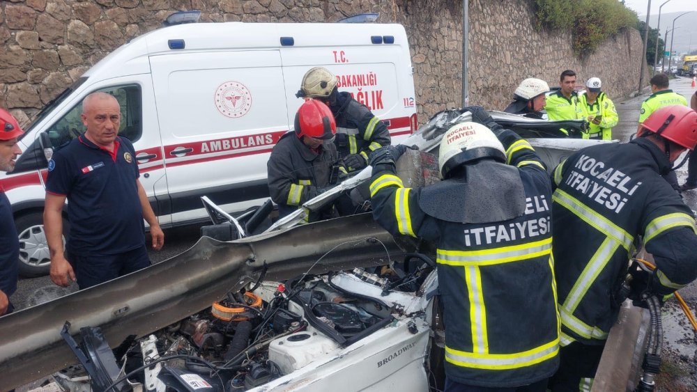 Kocaeli'de feci kaza: Otomobil bariyerlere çarptı; 1 ölü, 2 yaralı