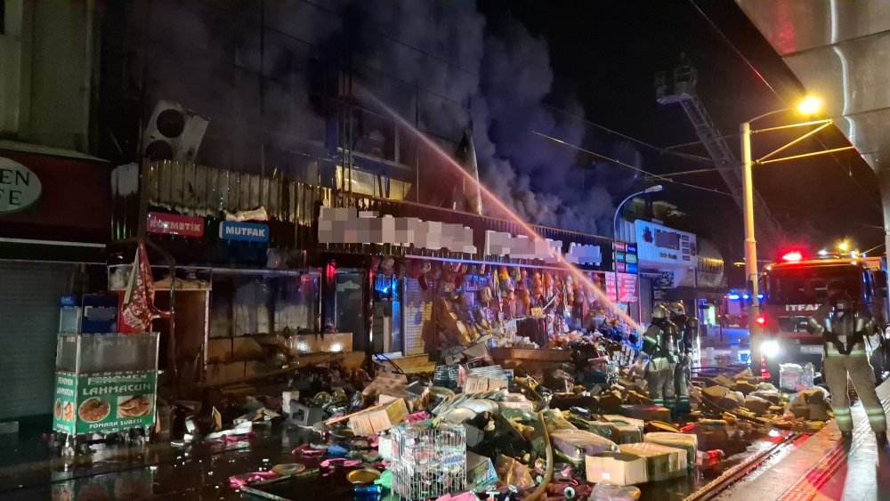 Bursa'da mağaza deposunda büyük yangın!