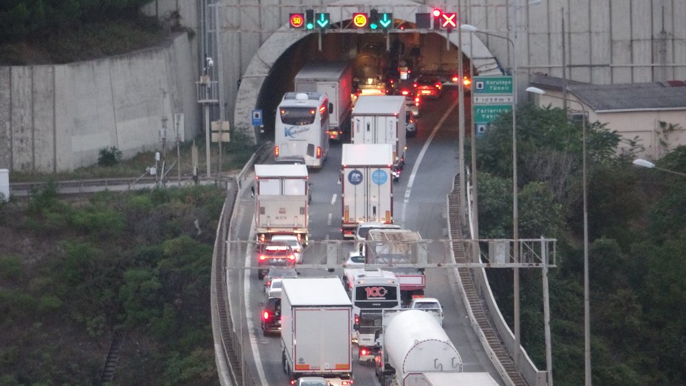 TEM'de 3 TIR çarpıştı! 10 kilometre kuyruk oluştu