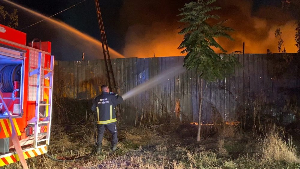 Bursa İnegöl'de geri dönüşüm tesisi alev alev yandı