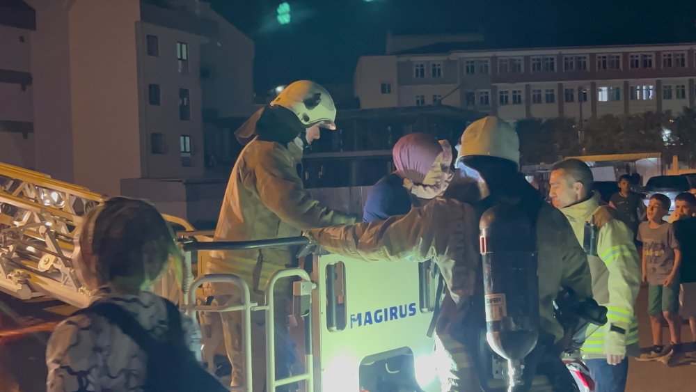 Sultanbeyli'deki kapalı otoparkta yangın paniği, mahsur kalanlar tahliye ediliyor