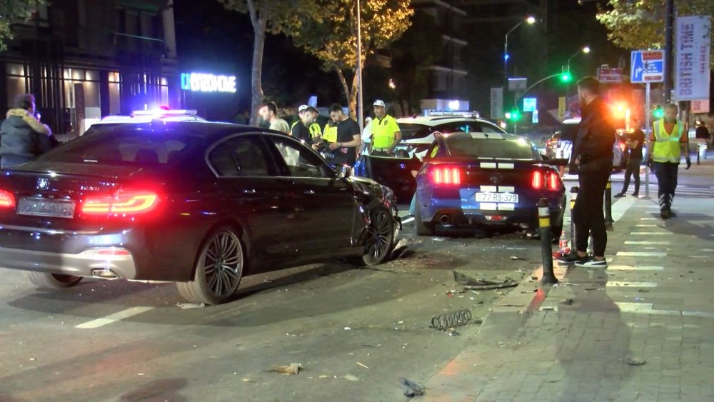 Kadıköy'de sürücü dehşet saçtı, park halindeki araçlara çarptı: Yaralılar var