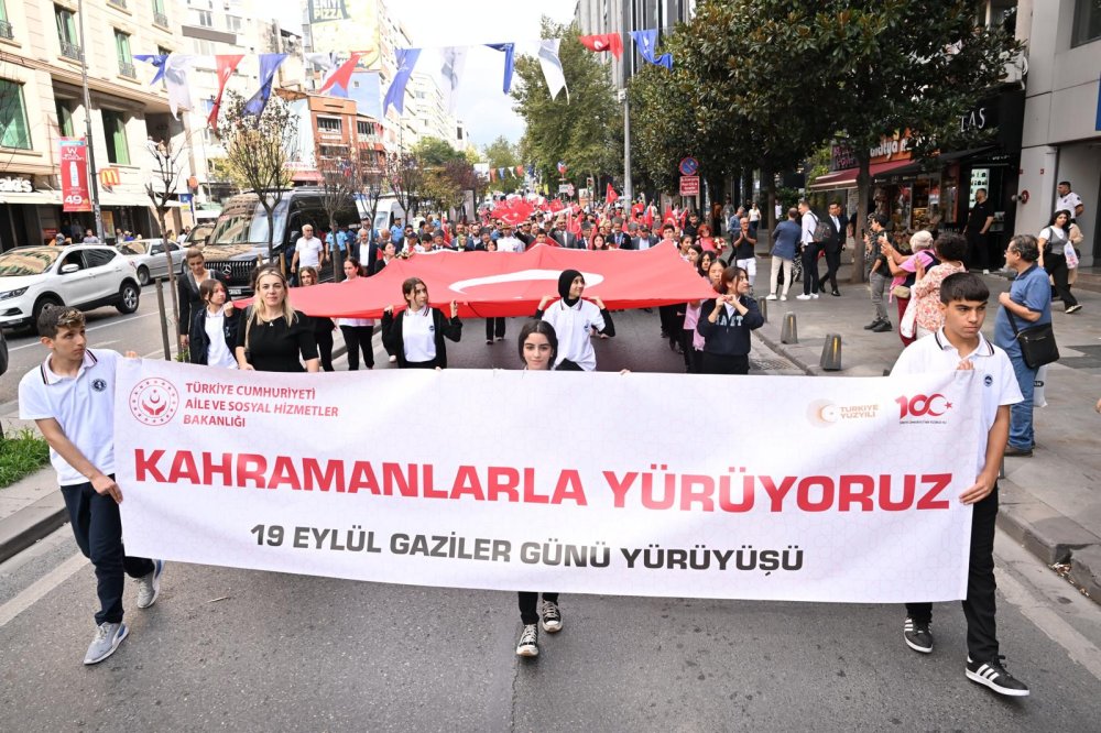 Şişli'de Gaziler Günü Türk bayraklı yürüyüşle kutlandı